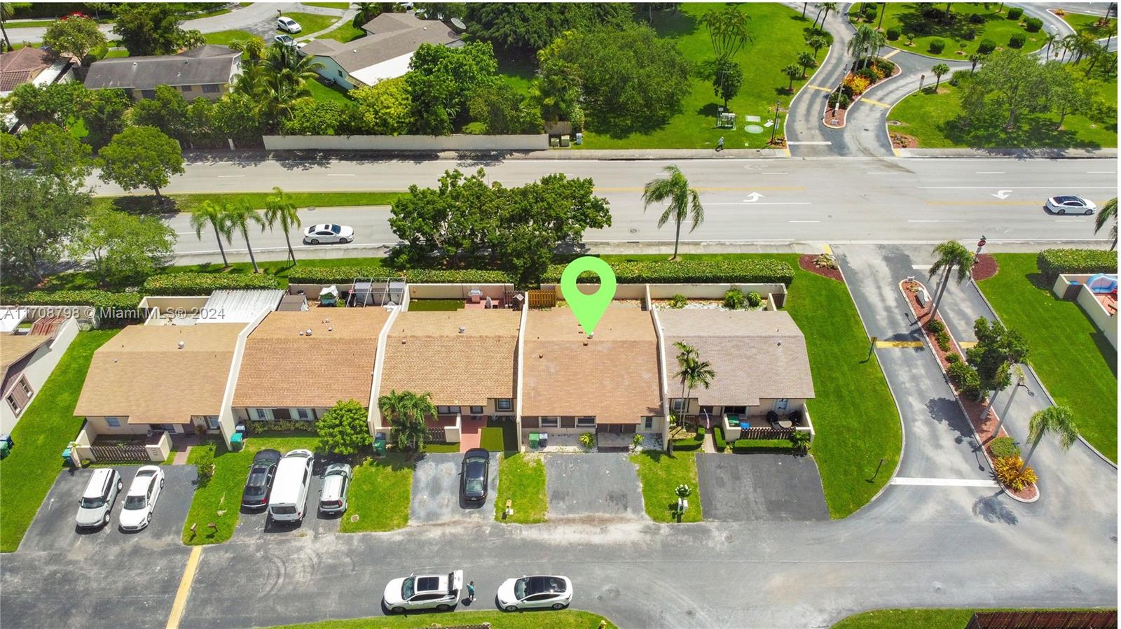 For Sale Charming 3 bedroom 2 bathrooms Villa in a Prime Location Community.
Offering a great split floor plan, spacious living room, high ceilings, nice backyard with no rear neighbors.
Accordion storm shutters. Close to shopping center, expressways and schools and low HOA.
Easy to Show.