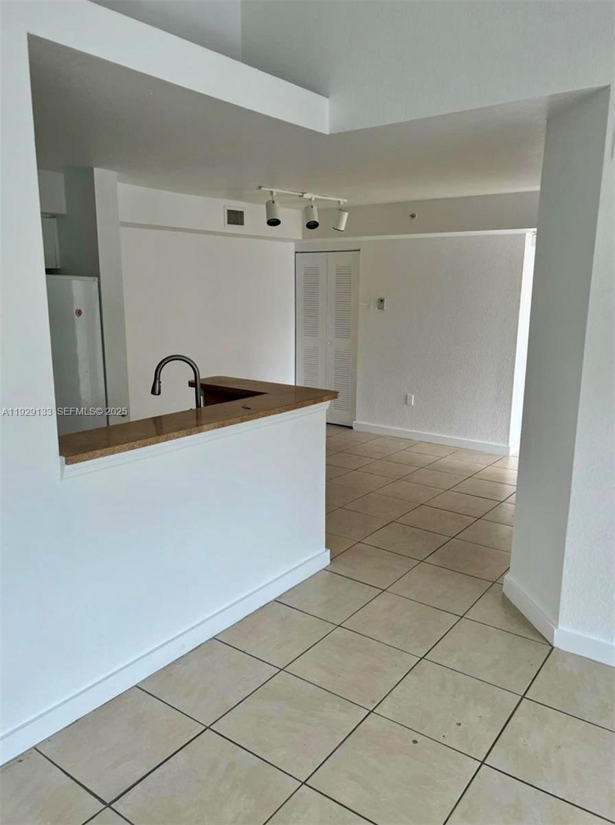 VISTA TRACE 5 CONDO - Residential Lease