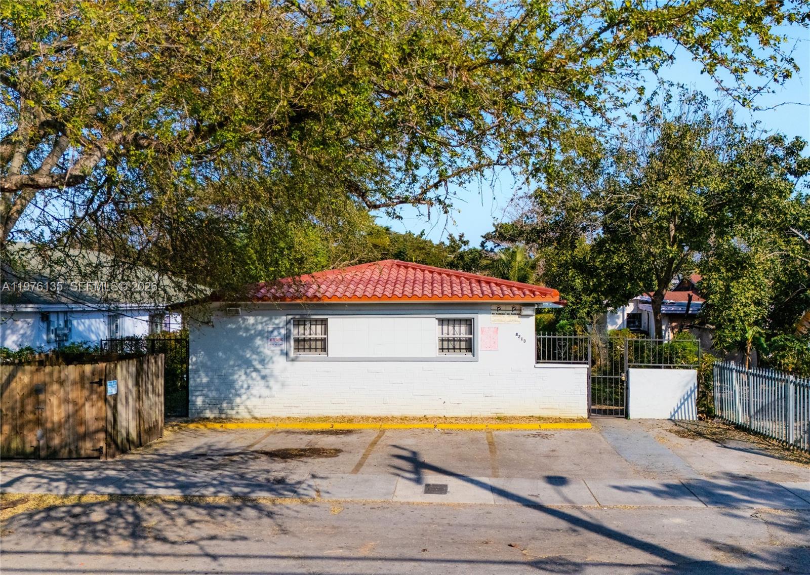 Main image without alt text