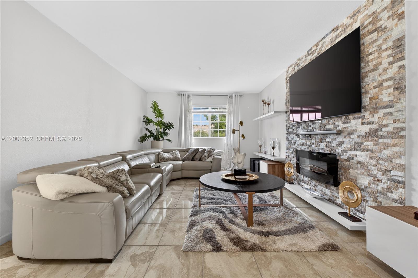 MANDARIN LAKES - Residential