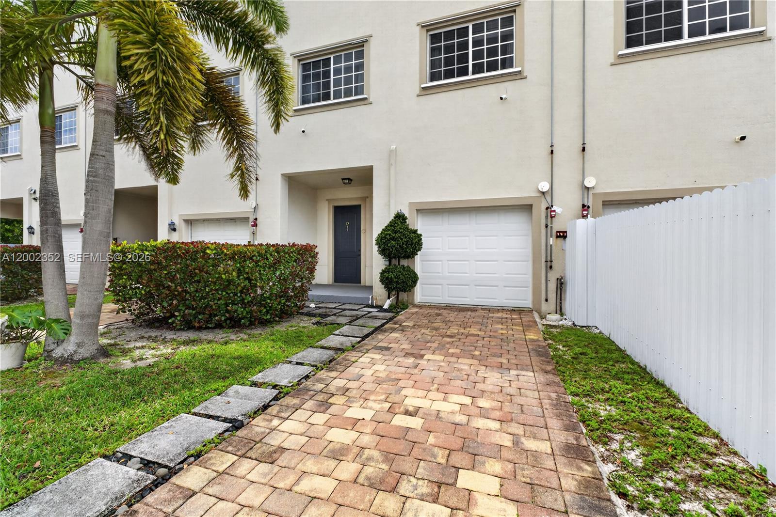 MANDARIN LAKES - Residential