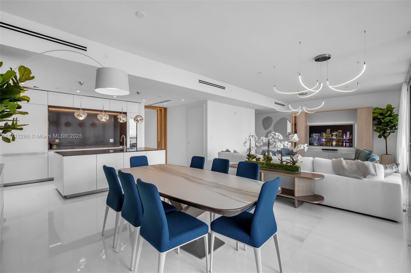 ASTON MARTIN CONDO - Residential