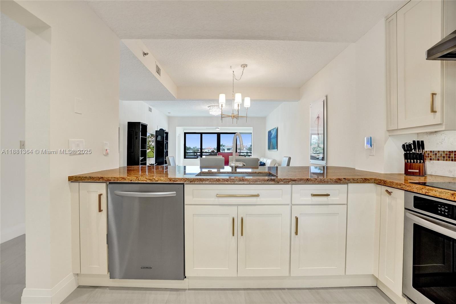 OAK HARBOUR CONDOS - Residential Lease