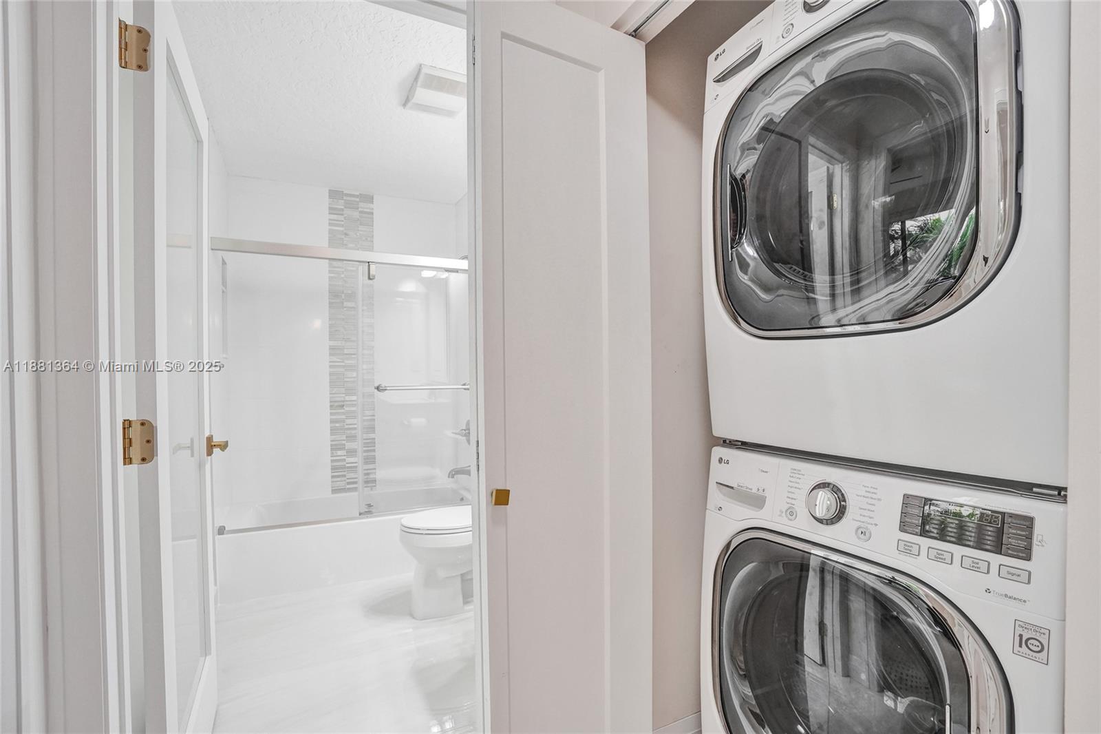 OAK HARBOUR CONDOS - Residential Lease