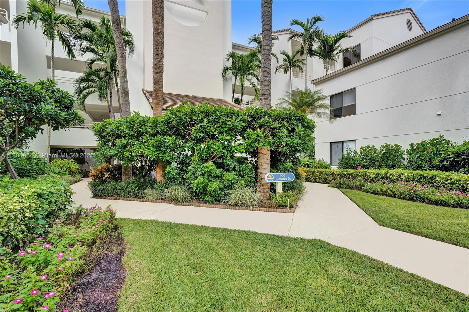 OAK HARBOUR CONDOS - Residential Lease