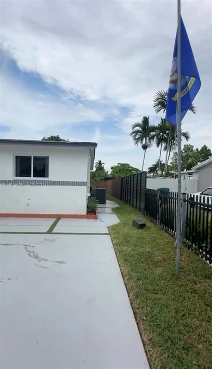 **ALL UTILITIES ARE INCLUDED WITH THE RENT** **READY FOR IMMEDIATE MOVE-IN WITH A FAST APPROVAL PROCESS** Completely removed 2/1 home located in South Miami. Located near excellent schools, grocery stores, and Zoo Miami. **TODOS LOS UTILITIES ESTAAN INCLUDIOS CON LA RENTA ** **LISTA PARA MUDARSE CON APROBACION RAPIDA**