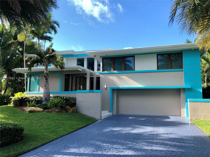 SANS SOUCI WIDEBAYVIEWS IMMACULATE MODERN !
COMPLETELY REMODELED 1 LOT OFF THE BAY, DOWNTOWN VIEWS 4BDR 3 BTH INFINITY POOL 2 CAR GARAGE 25'  CEILINGS GATED