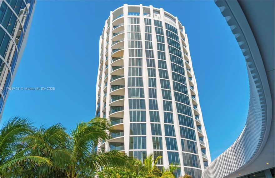 Rarely available, 01 corner unit on the 15th floor in the Park Grove Club Residences. Light & bright open floor plan with 10ft, floor to ceiling, sliding glass doors that lead to oversized private terrace over looking Biscayne Bay. Chef's kitchen with Calcutta Gold marble, Italkraft custom cabinets, Wolf & Sub zero appliances. Roof top pool, plus 5 acres of additional luxury amenities including a 550 ft, resort like pool, gym, spa, valet, 24 hr concierge, screening room, children's play area and much more. Walking distance to the shops & restaurants of Coconut Grove.