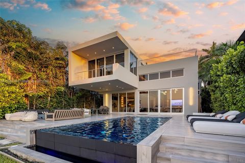 1379 N Venetian Way Miami FL 33139