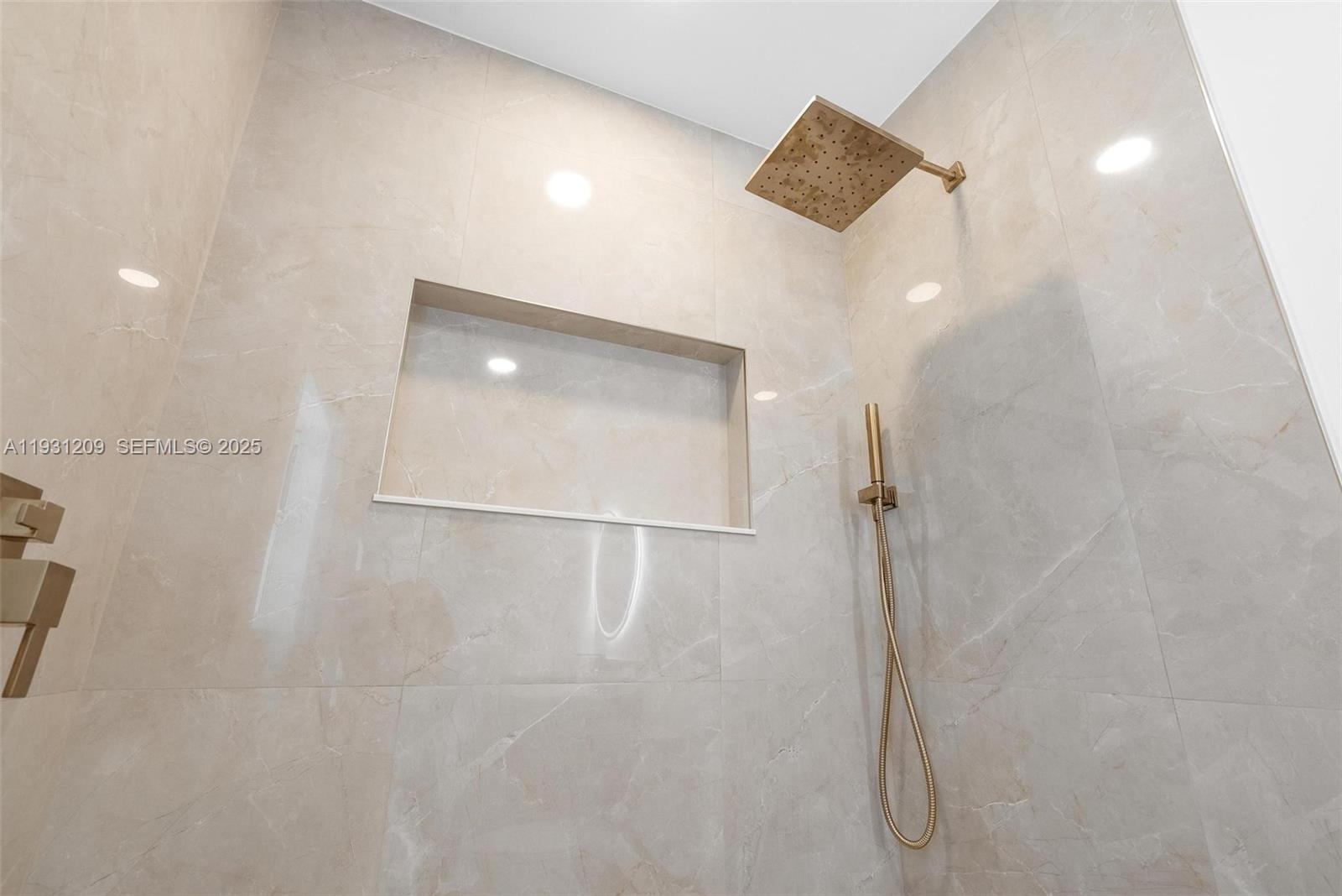 LINCOLN ATLANTIC PARK GAR - Residential Lease