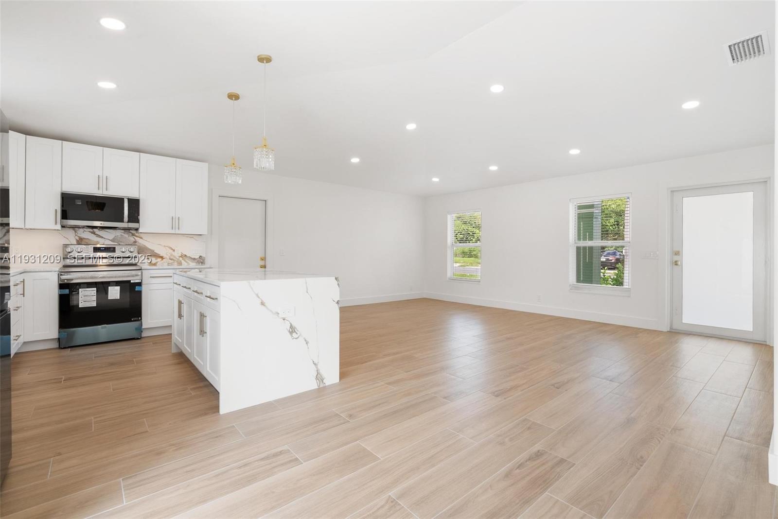 LINCOLN ATLANTIC PARK GAR - Residential Lease