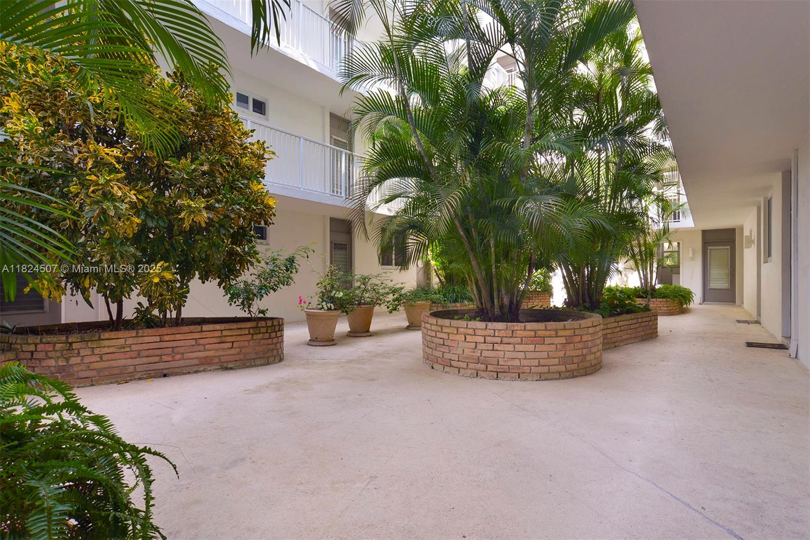 1670 Bay Rd 2D, Miami Beach, FL, 33139/$320,000 4 1670 Bay Rd 2D