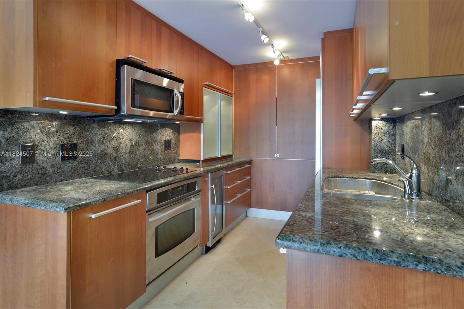 1670 Bay Rd 2D, Miami Beach, FL, 33139/$320,000 3 1670 Bay Rd 2D