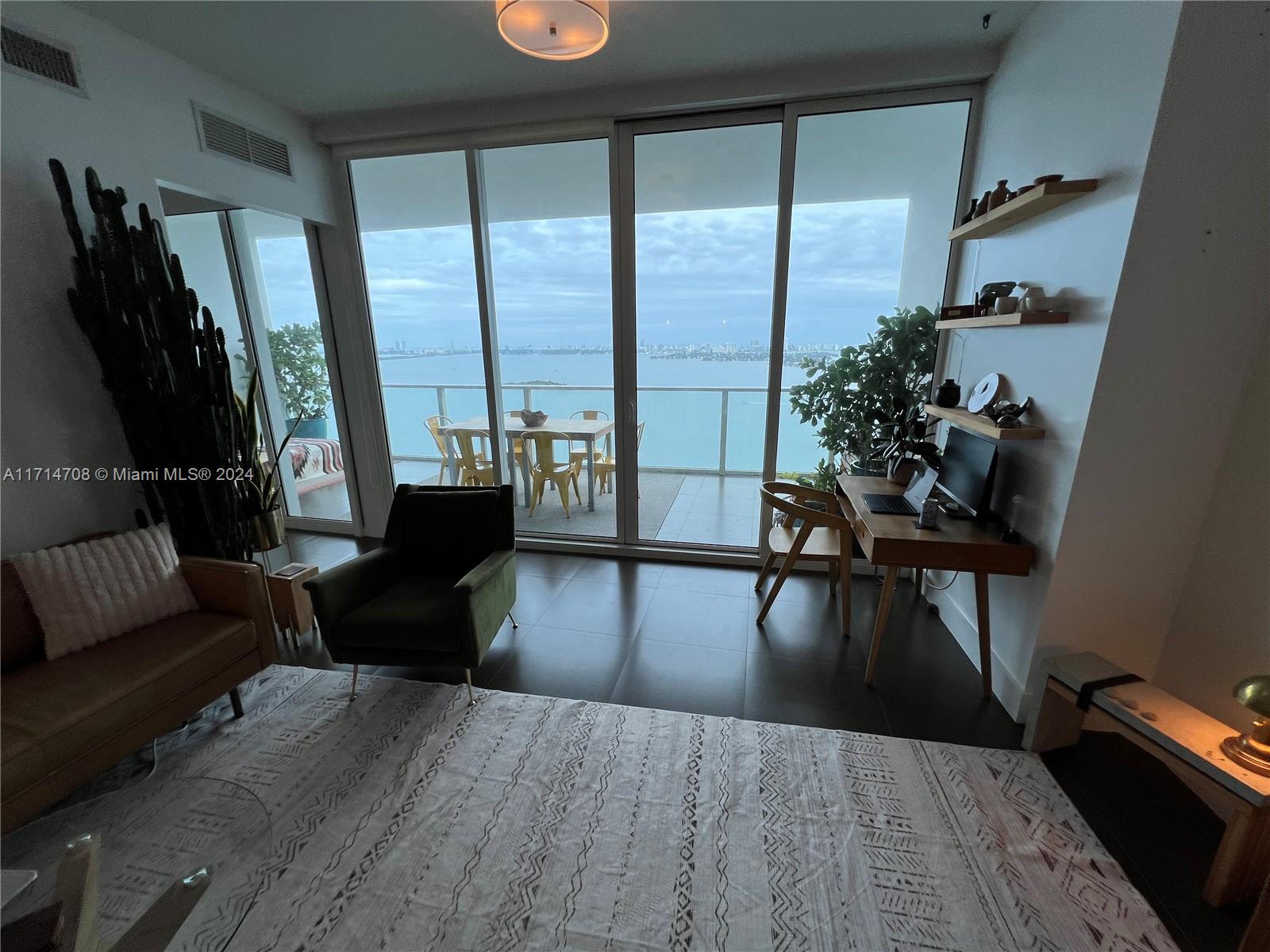 PARAMOUNT BAY CONDO - Residential