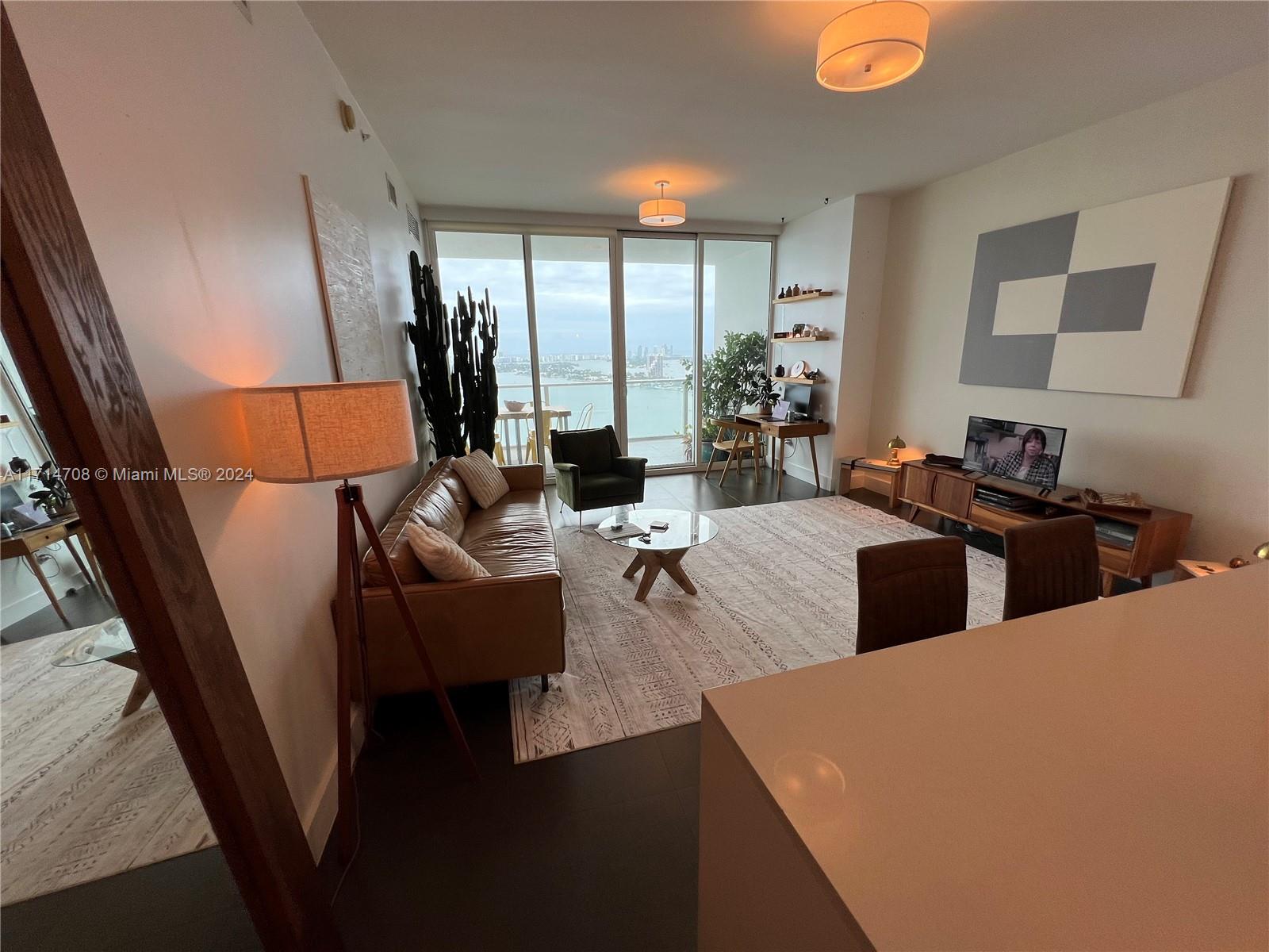 PARAMOUNT BAY CONDO - Residential