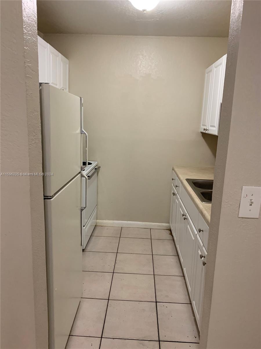 LAKESIDE CONDO AT LAUDERD - Residential