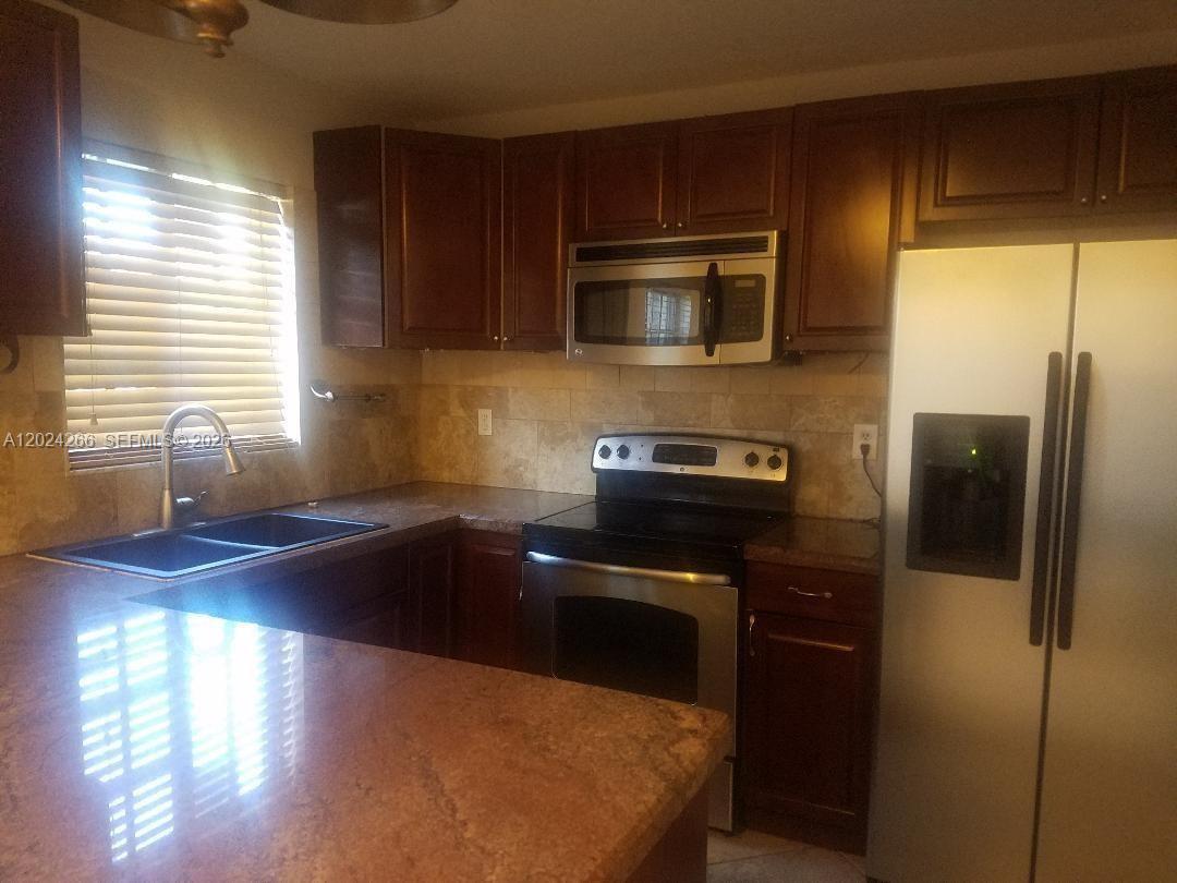 TOWNHOMES OF MONTEREY - Residential Lease