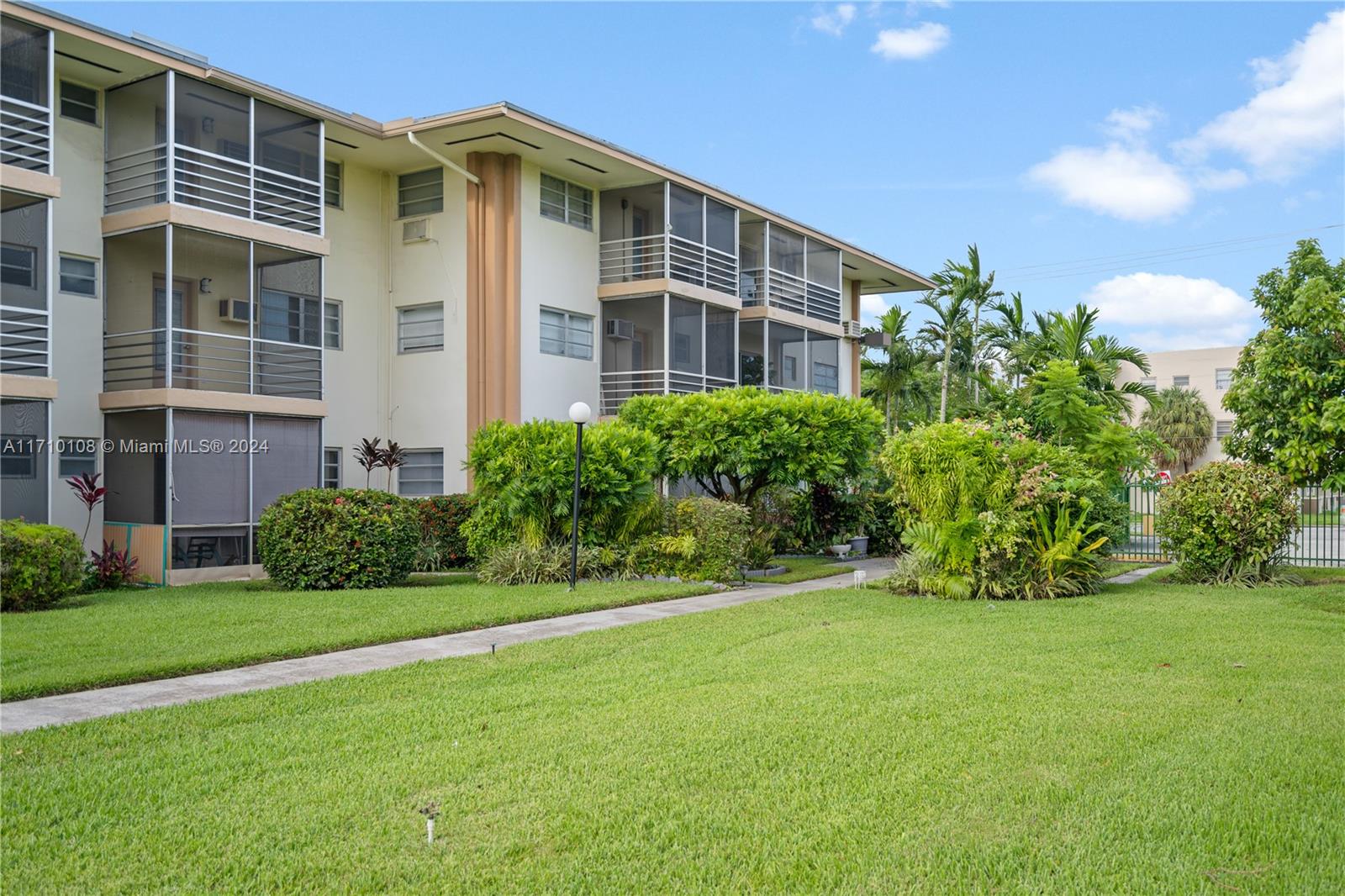 16900 Ne 14th Ave 204, North Miami Beach, Miami-Dade County, Florida - 1 Bedrooms  
1 Bathrooms - 