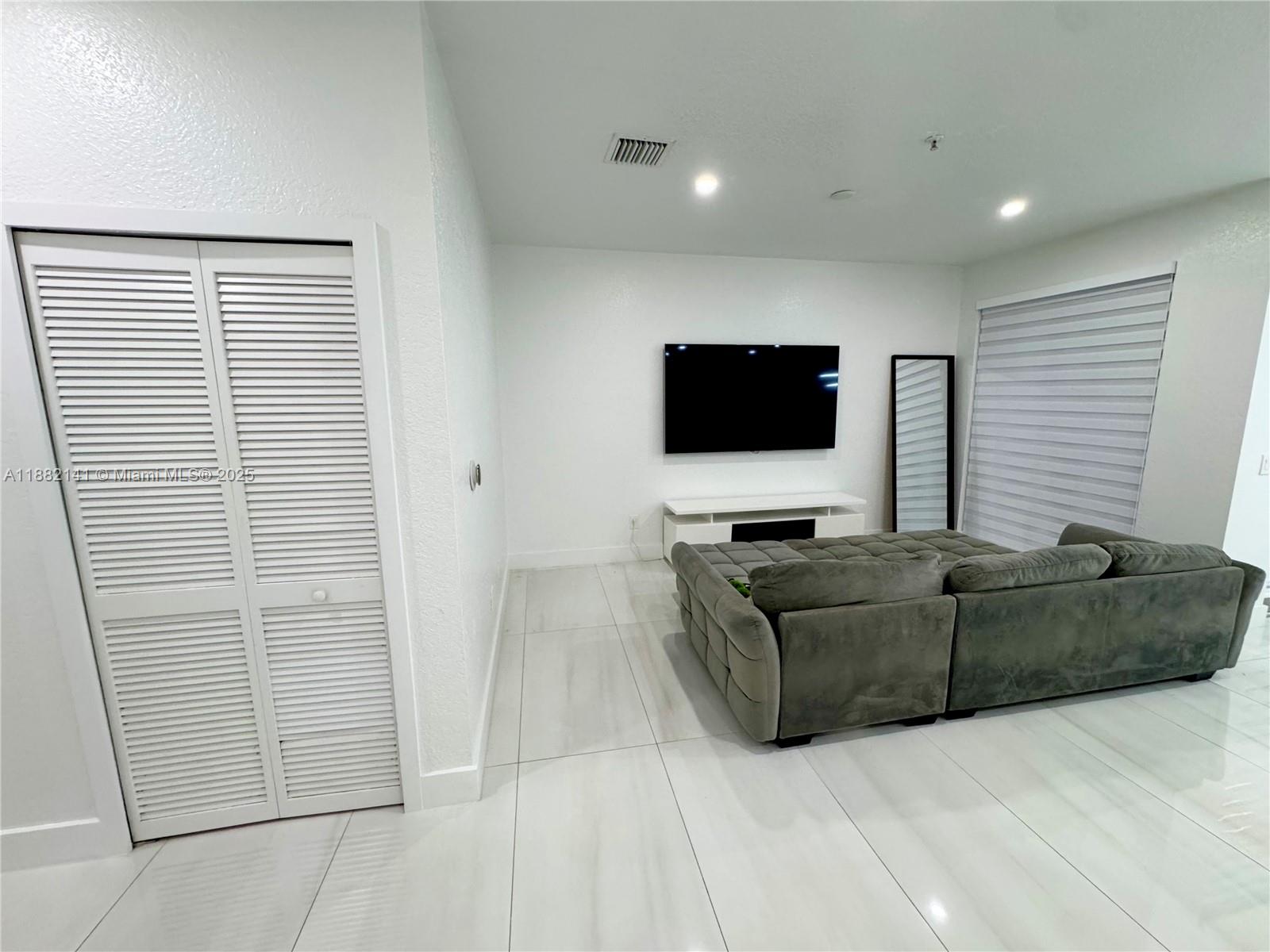 COURTYARDS TWO CONDO - Residential Lease