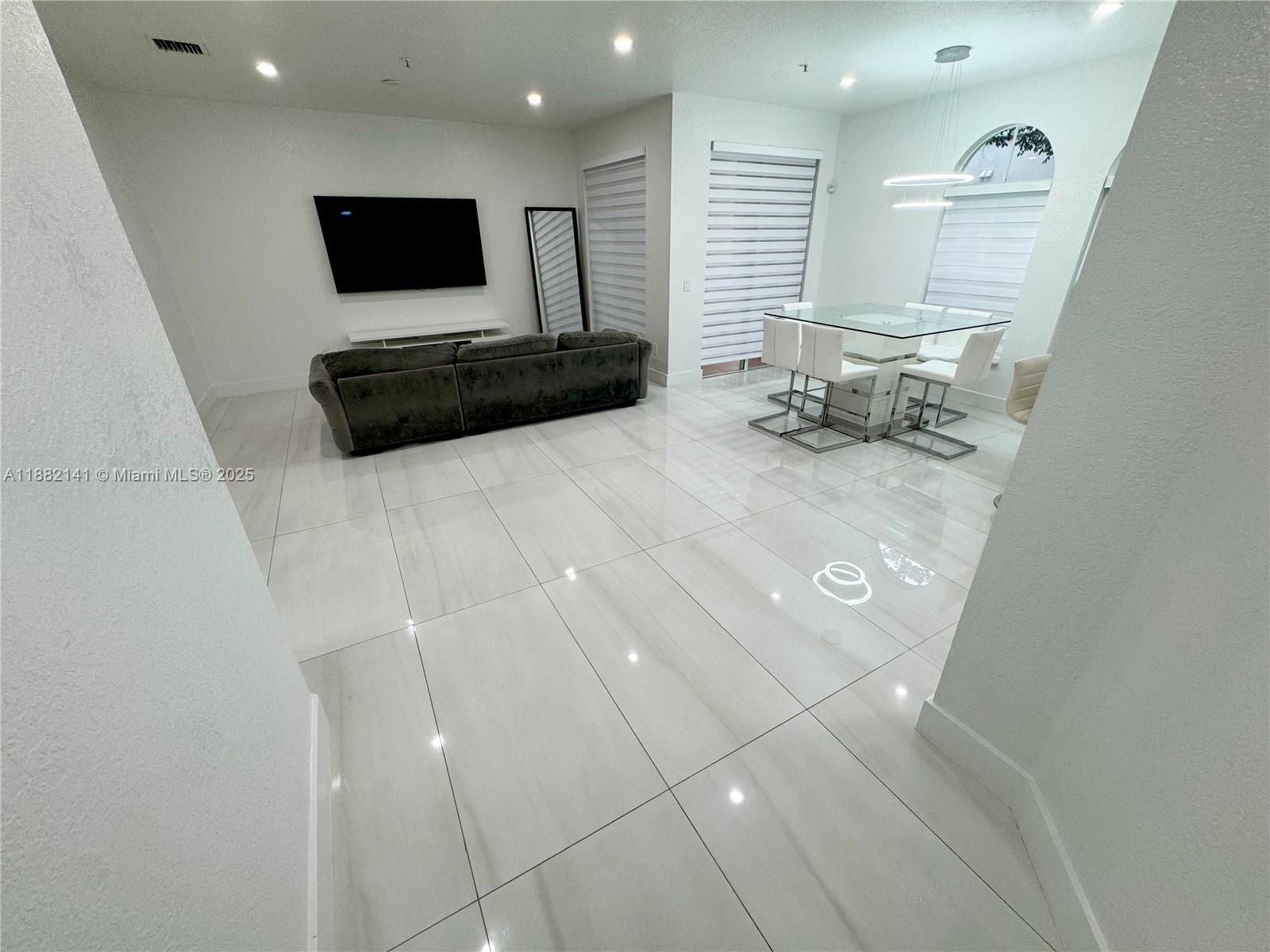 COURTYARDS TWO CONDO - Residential Lease