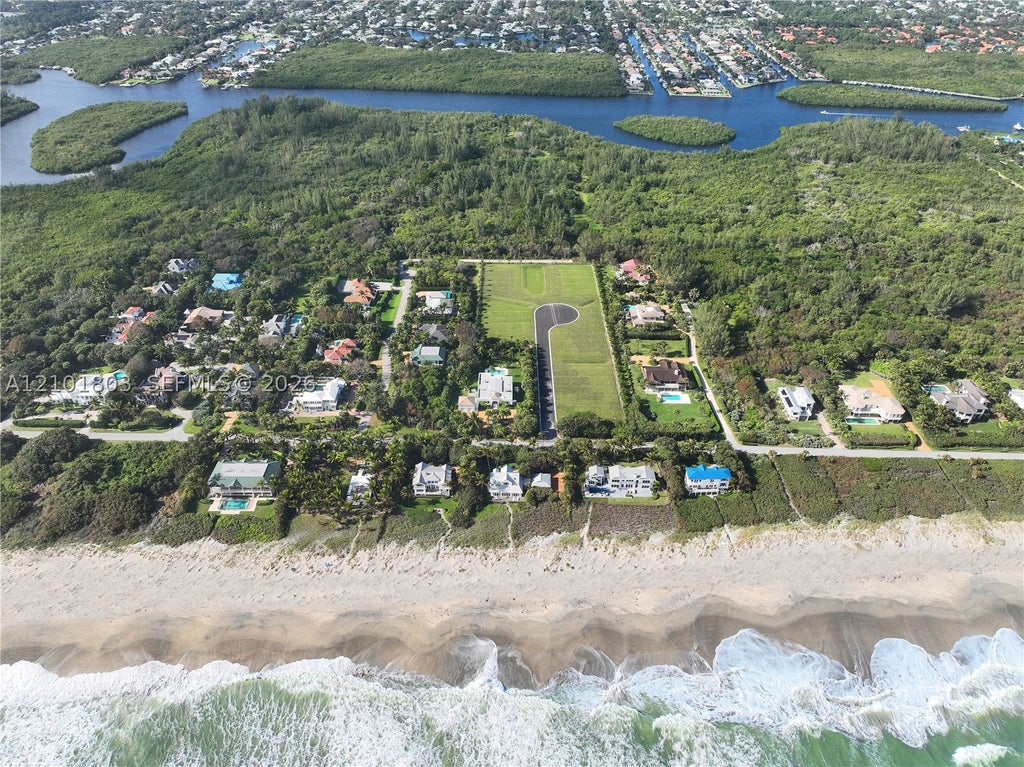 Photo of 4 Bon Aire Desire Ave, Jupiter Island, FL 33455 (MLS # A12101803)