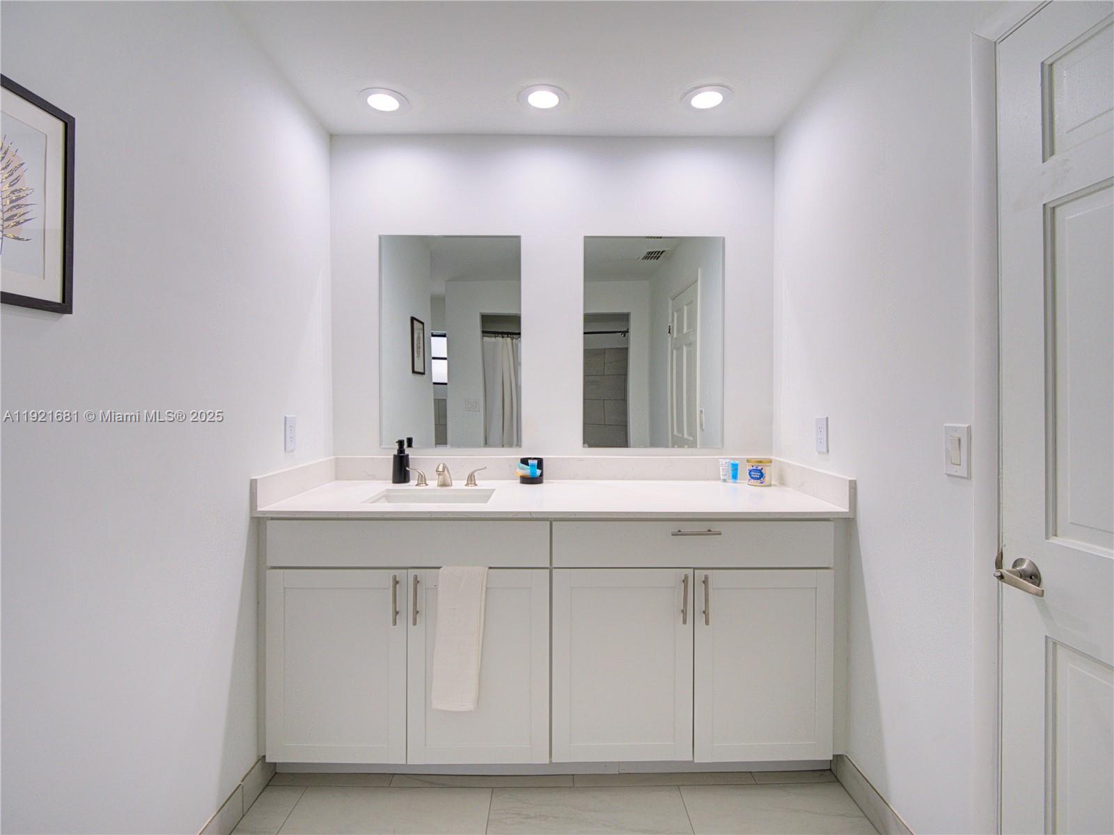 HOLLYWOOD LITTLE RANCHES - Residential