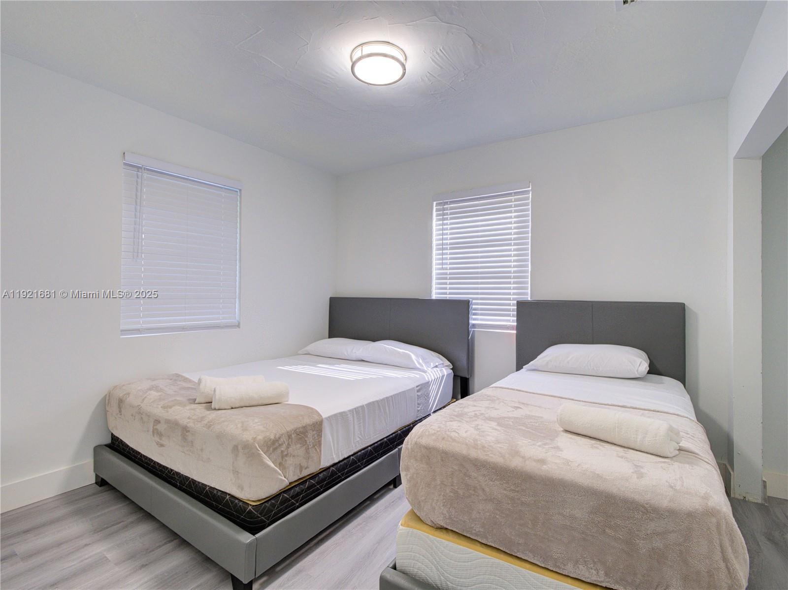 HOLLYWOOD LITTLE RANCHES - Residential