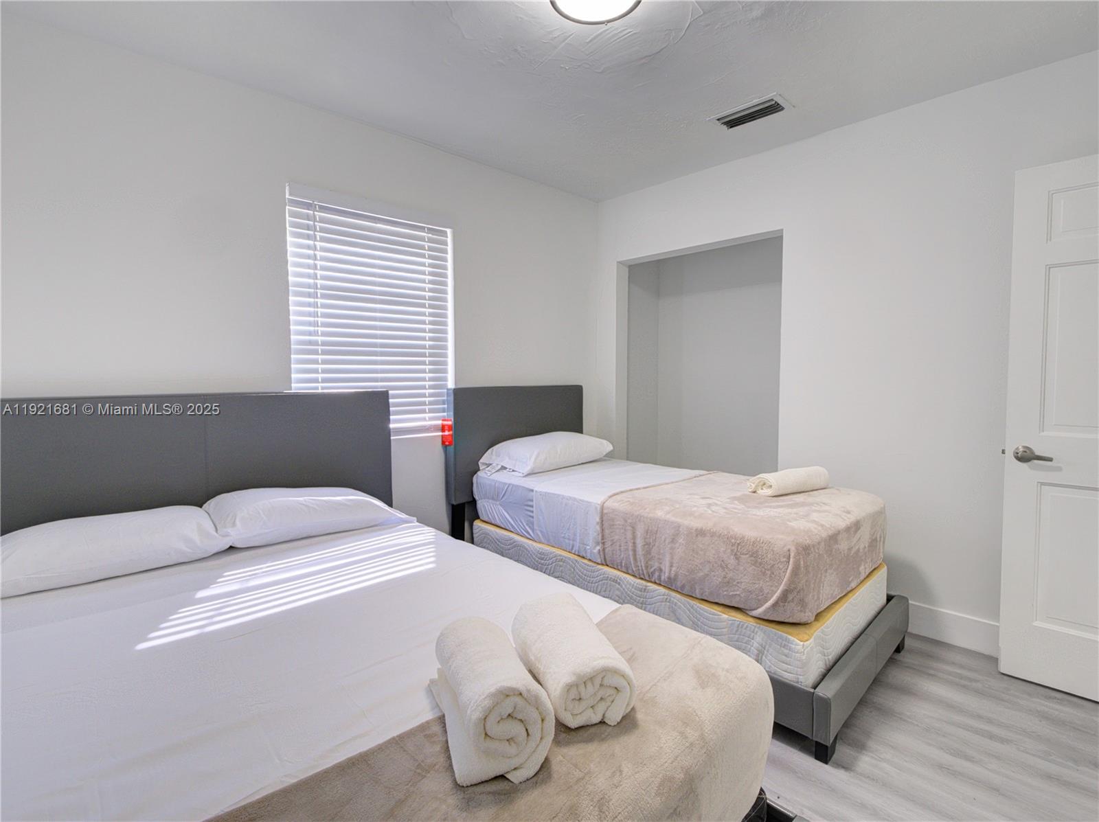 HOLLYWOOD LITTLE RANCHES - Residential