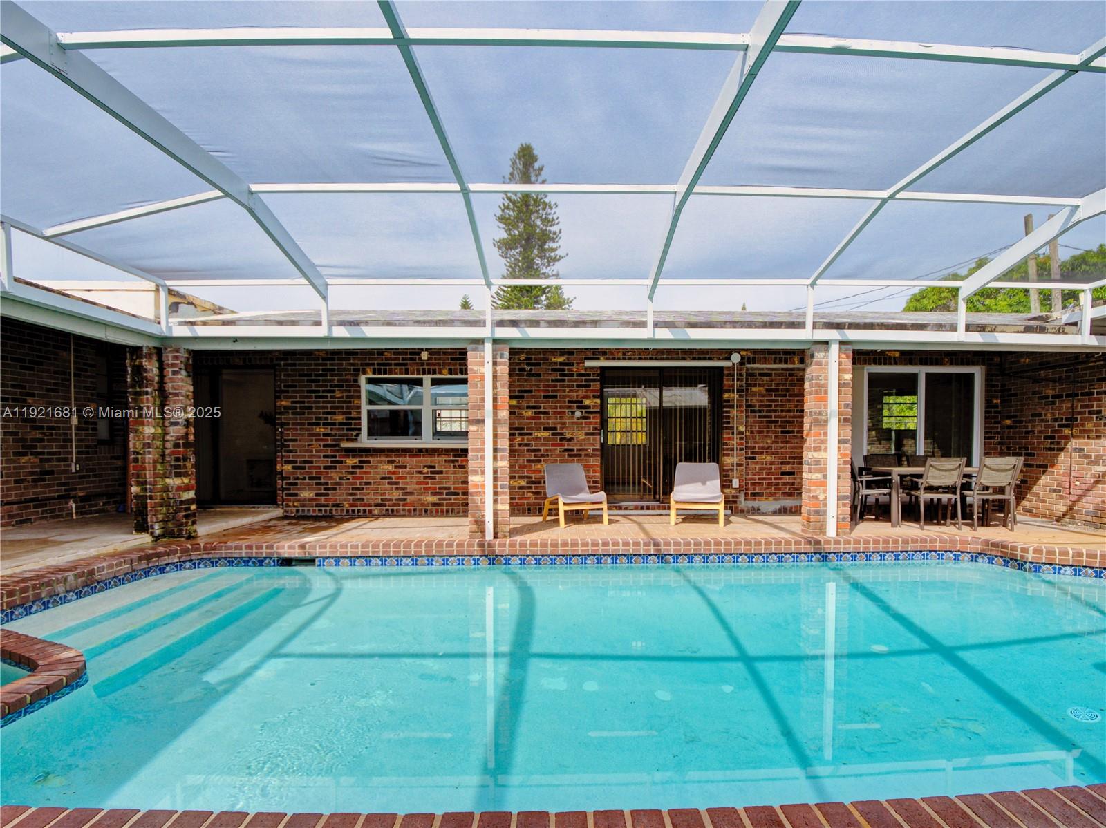 HOLLYWOOD LITTLE RANCHES - Residential