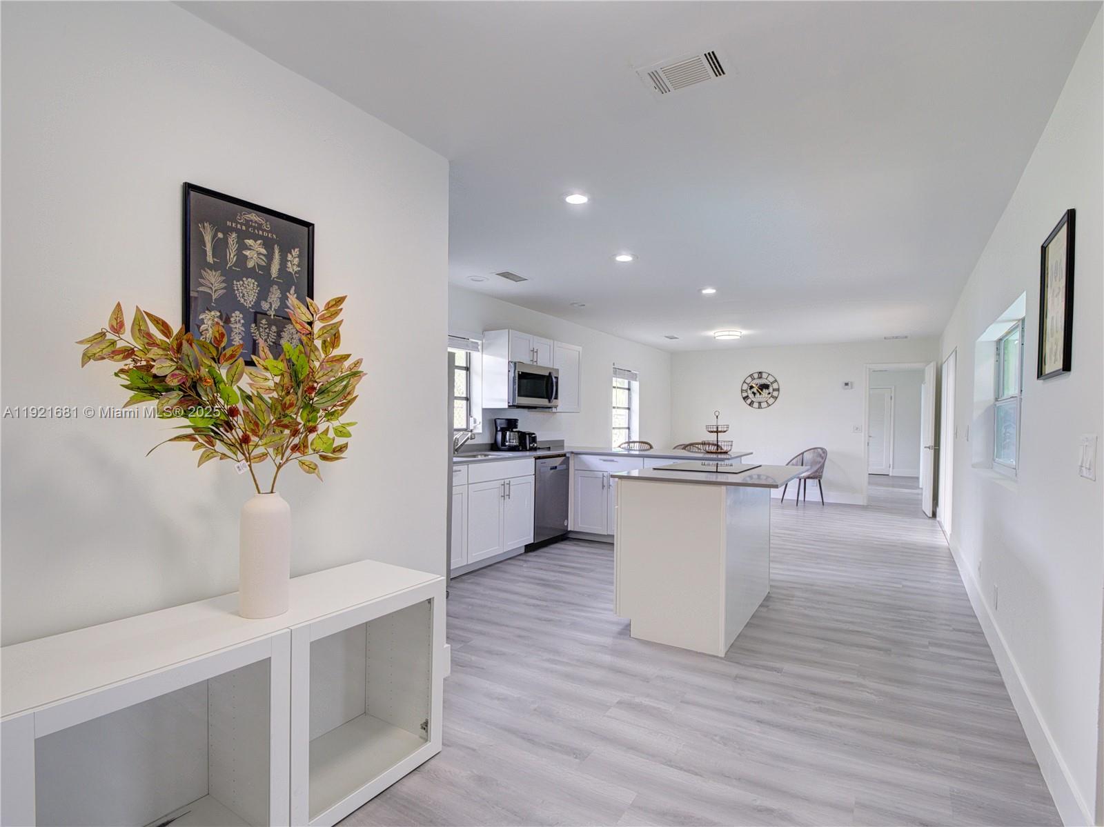 HOLLYWOOD LITTLE RANCHES - Residential