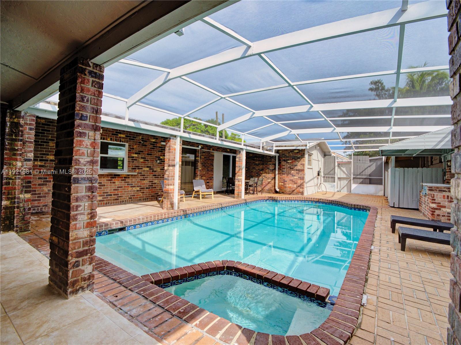 HOLLYWOOD LITTLE RANCHES - Residential