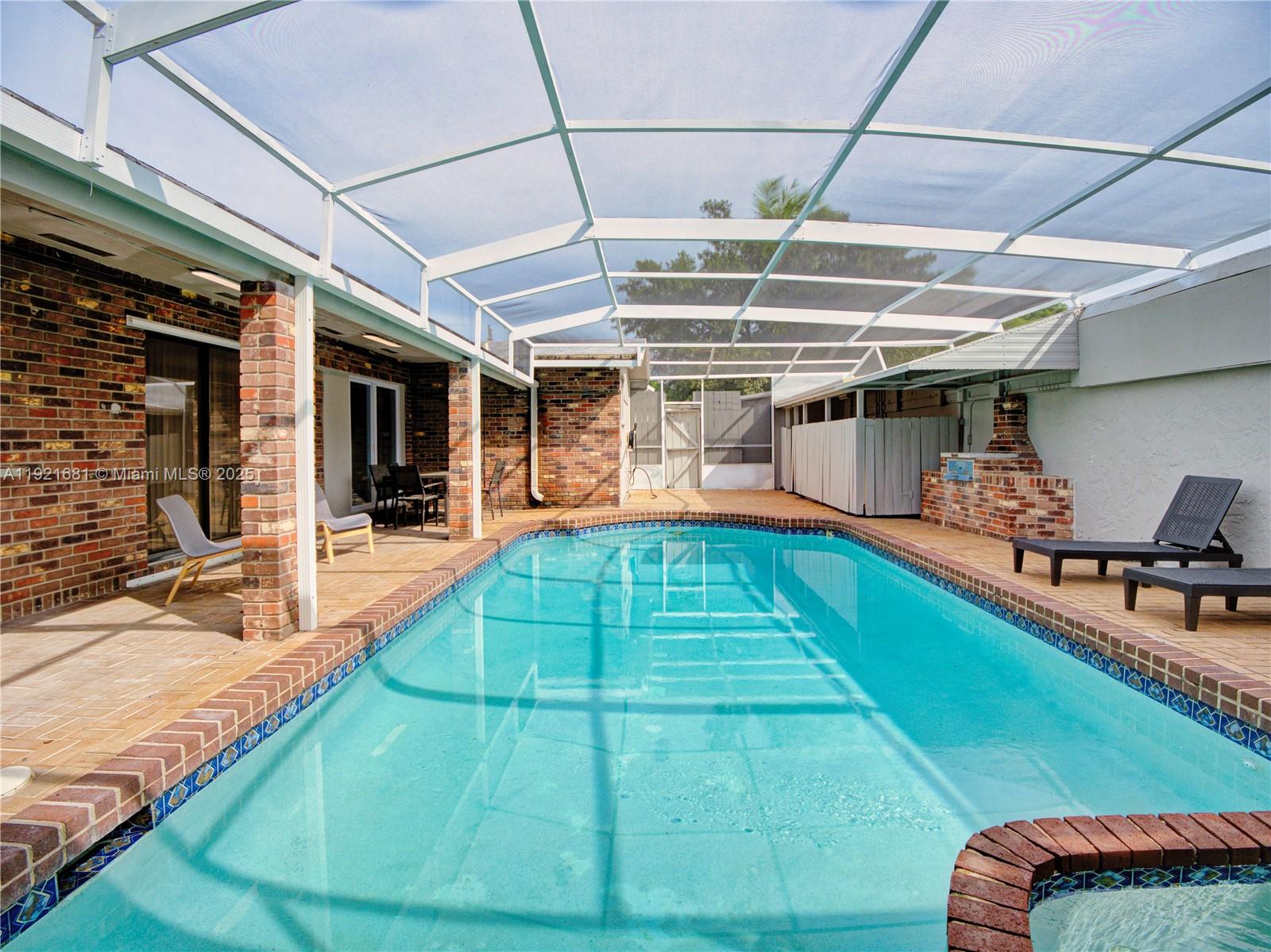 HOLLYWOOD LITTLE RANCHES - Residential