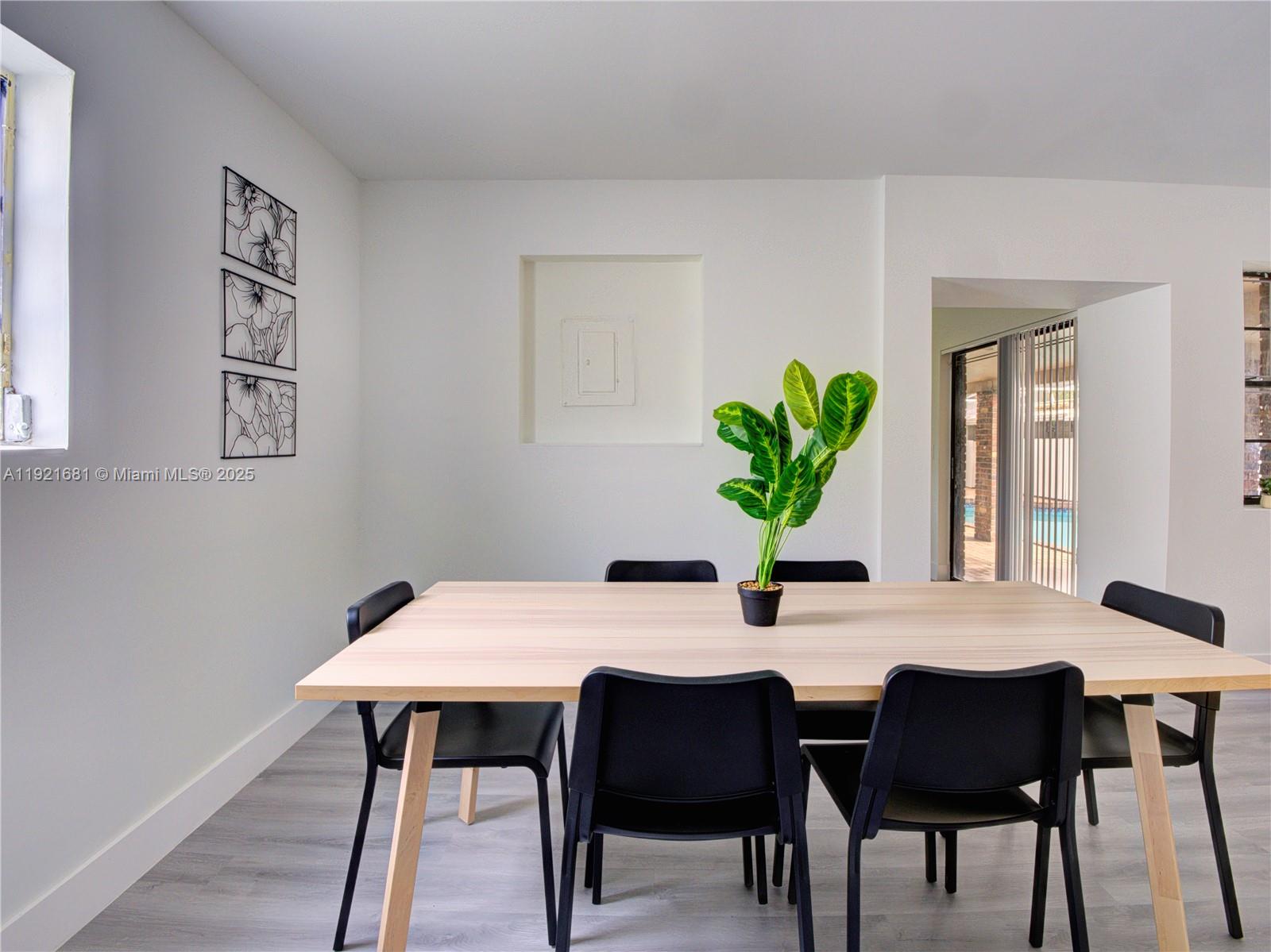 HOLLYWOOD LITTLE RANCHES - Residential