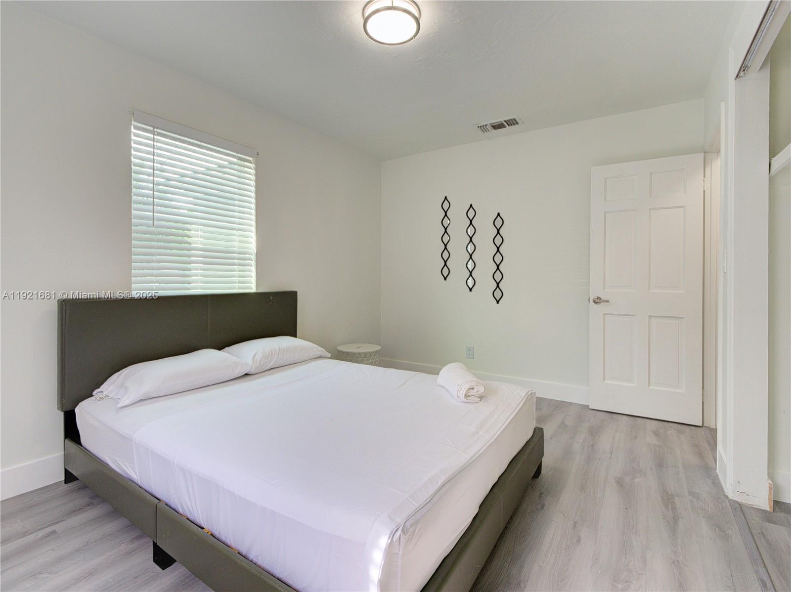 HOLLYWOOD LITTLE RANCHES - Residential