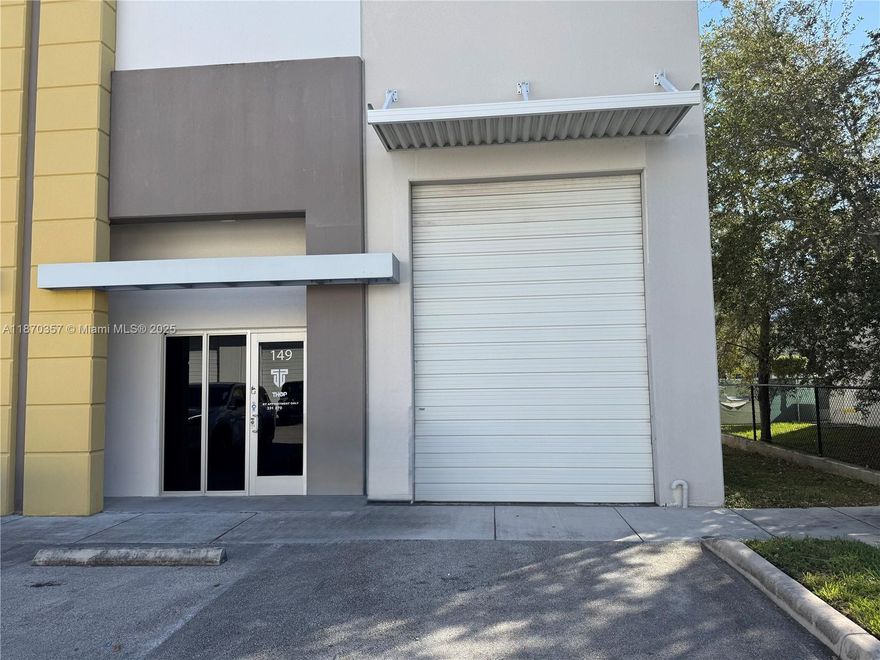 Great opportunity in the city of Sweetwater. Office and warehouse space available in an industrial zone, ideal for logistics, distribution, or light manufacturing companies. Convenient access to major highways, close to Dolphin Mall and main thoroughfares. Functional spaces with available parking, adaptable to meet your business needs.
+/-1,478 SF street level office/warehouse for tent. +/300 SF of office space an open warehouse area