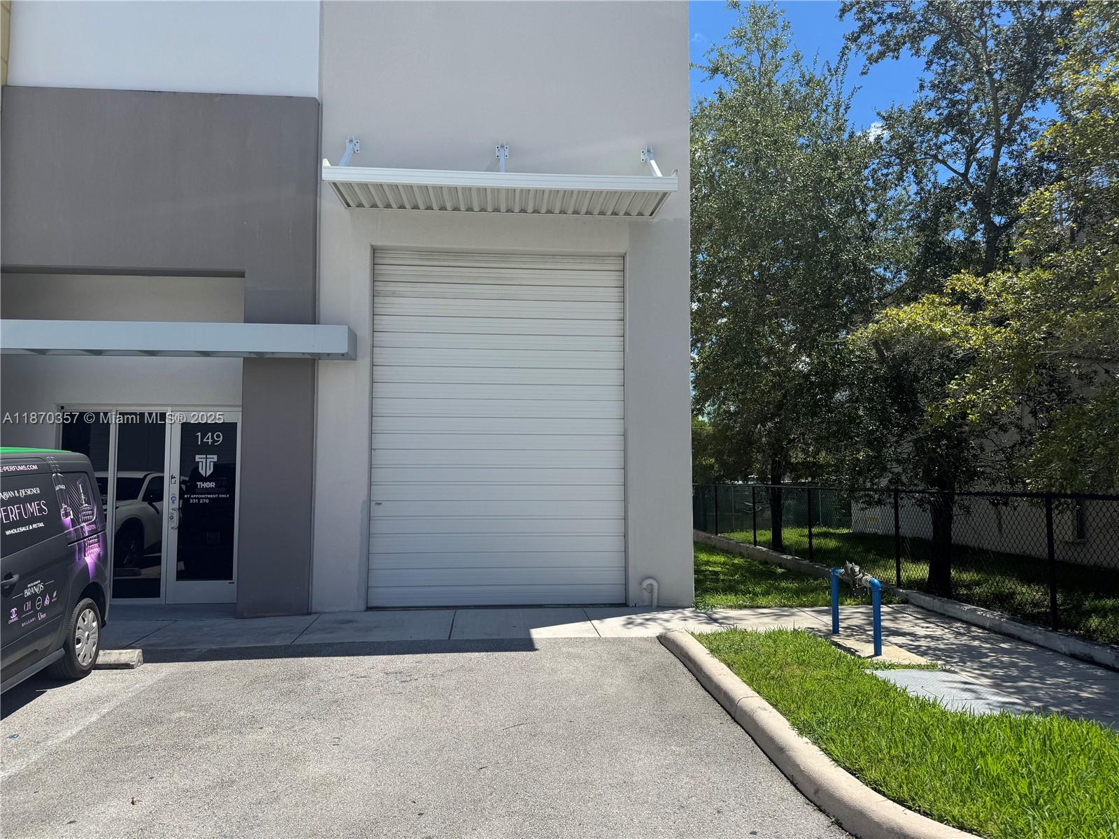Great opportunity in the city of Sweetwater. Office and warehouse space available in an industrial zone, ideal for logistics, distribution, or light manufacturing companies. Convenient access to major highways, close to Dolphin Mall and main thoroughfares. Functional spaces with available parking, adaptable to meet your business needs.
+/-1,478 SF street level office/warehouse for tent. +/300 SF of office space an open warehouse area
