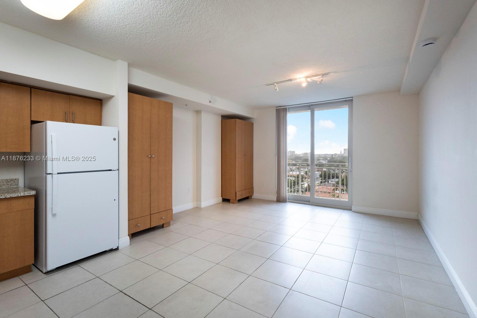 This well-designed studio apartment offers everything you need in a great location — including an in-unit washer and dryer, assigned gated garage parking, and access to a gym, pool, and recreation room.
Ideal for low-maintenance living with top-tier convenience.