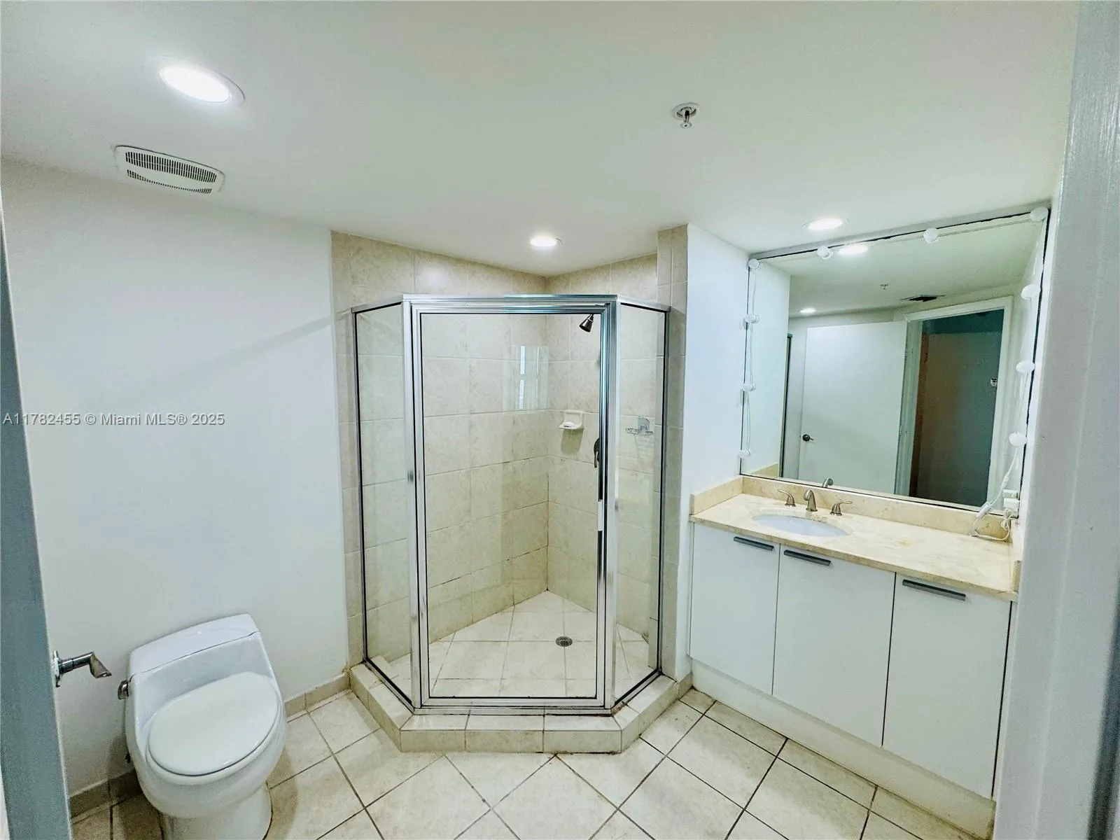 North Miami, Florida 33181, United States, 2 Bedrooms Bedrooms, ,3 BathroomsBathrooms,Residential,Active,107238