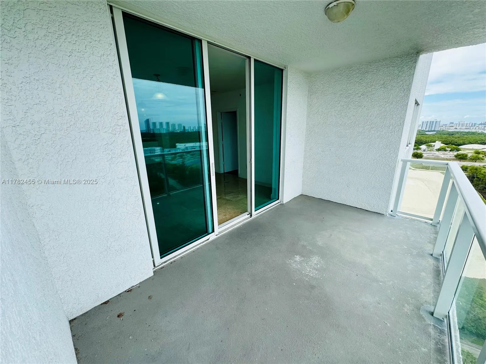 North Miami, Florida 33181, United States, 2 Bedrooms Bedrooms, ,3 BathroomsBathrooms,Residential,Active,107238