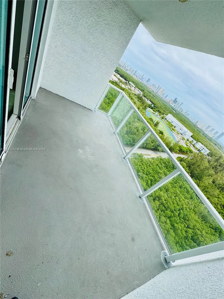 North Miami, Florida 33181, United States, 2 Bedrooms Bedrooms, ,3 BathroomsBathrooms,Residential,Active,107238