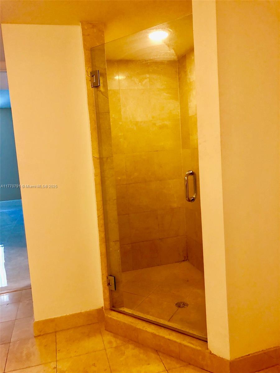 1800 CLUB CONDO - Residential Lease