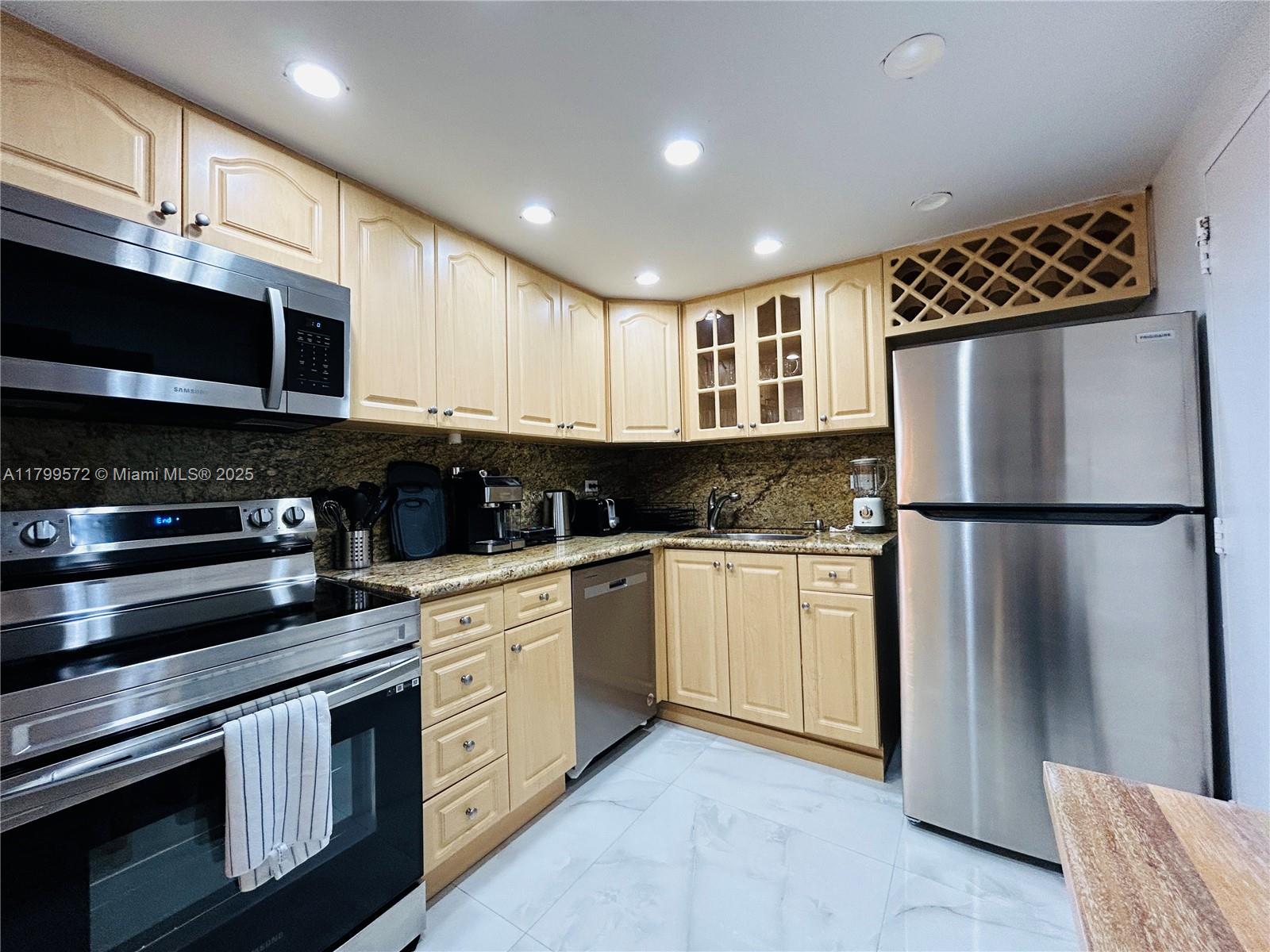 6039 Collins Ave 1507