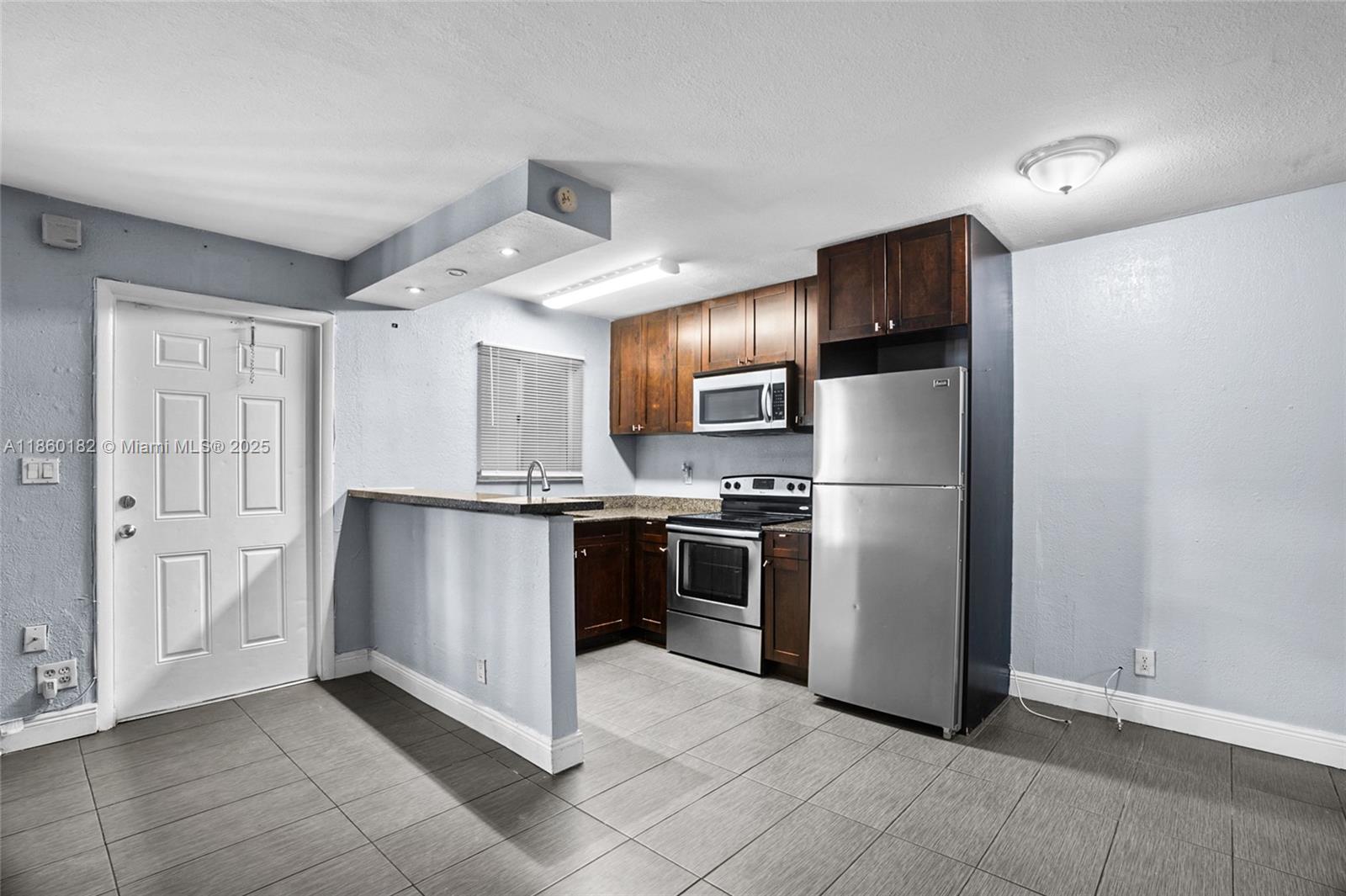 Welcome to this well maintained 1 bedroom 1 bathroom apartment located in Dania Beach. Enjoy the access to the
community pool, laundry facility and 1 assigned Tandem Parking spot, can fit 2 regular vehicles. Located just
minutes from Dania Beach Ocean Park, exquisite local dining spots, and the Fort Lauderdale-Hollywood
International Airport. On lockbox-schedule through Showing Time. Easy to show!