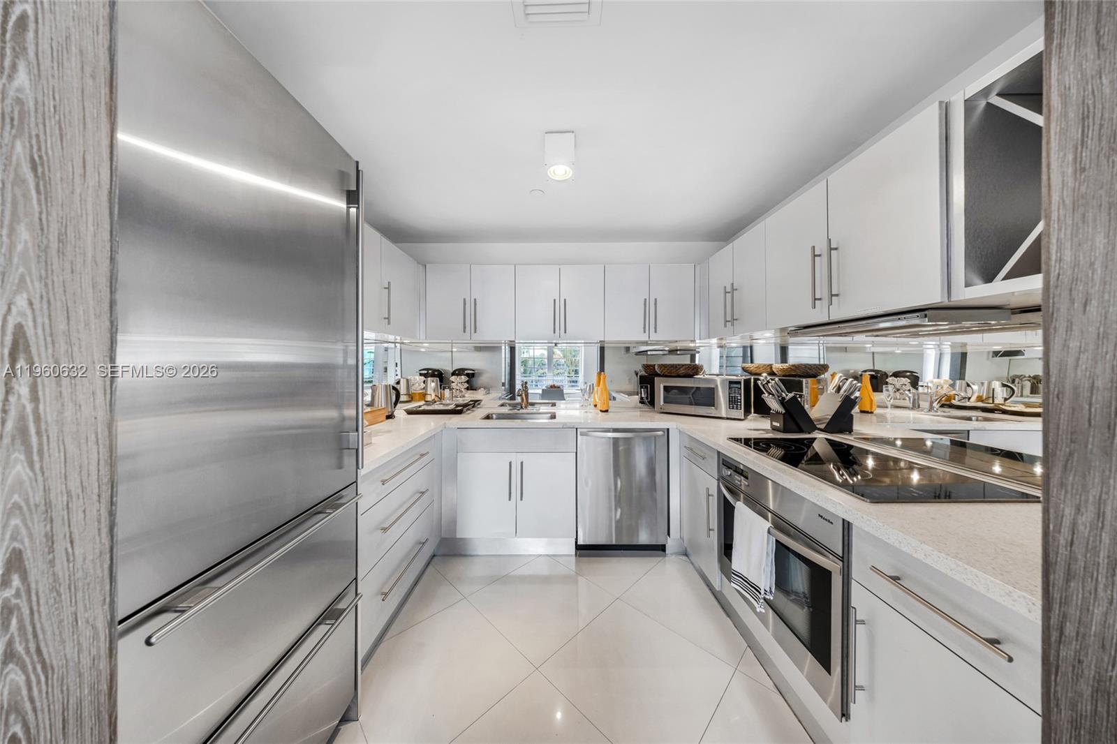 THE CARLYLE DECO HOTEL CO - Residential