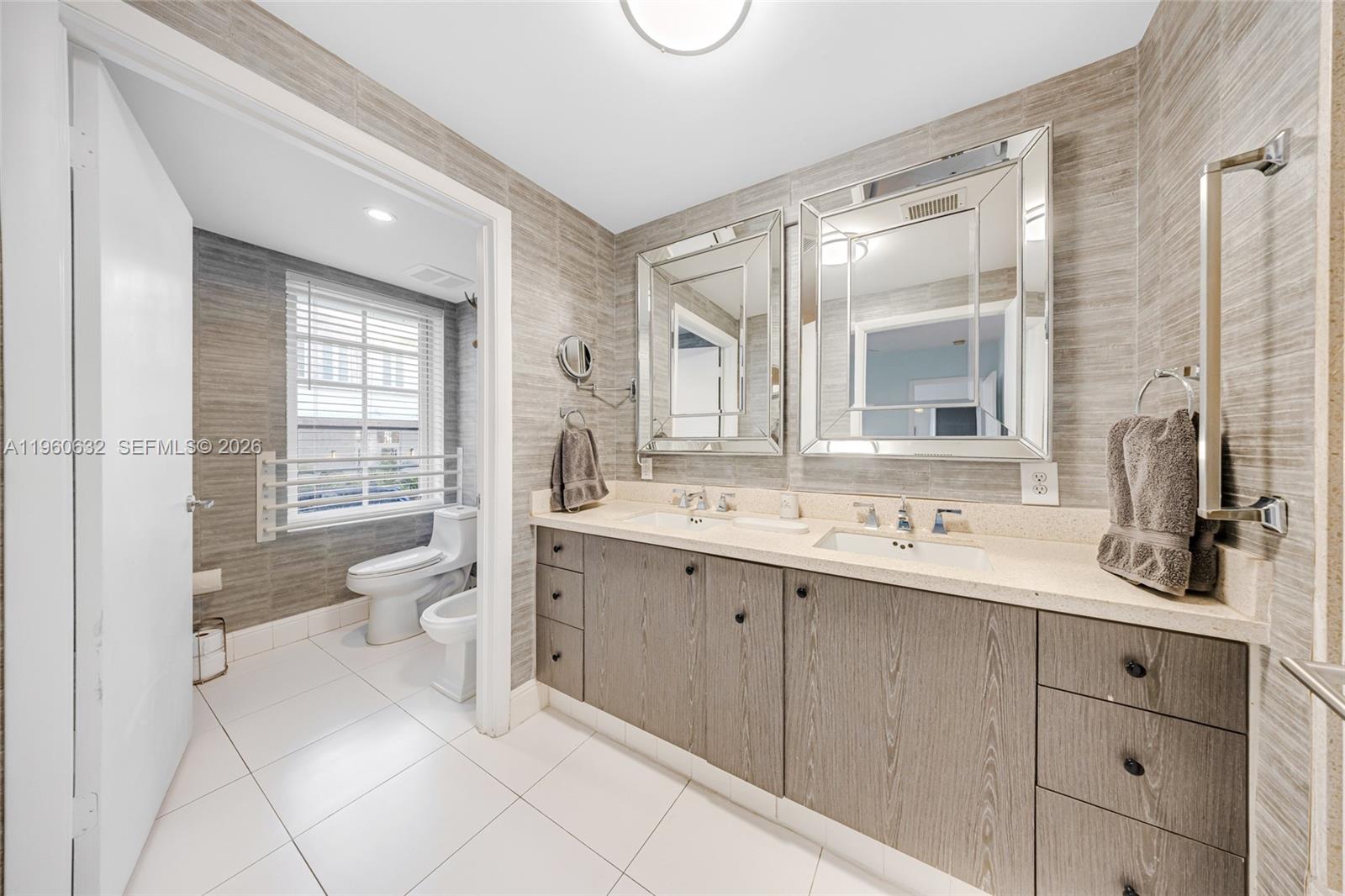 THE CARLYLE DECO HOTEL CO - Residential