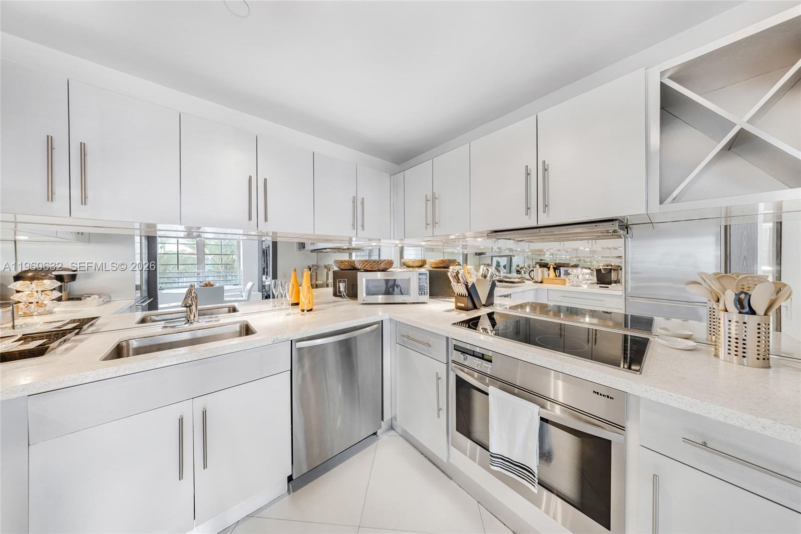 THE CARLYLE DECO HOTEL CO - Residential