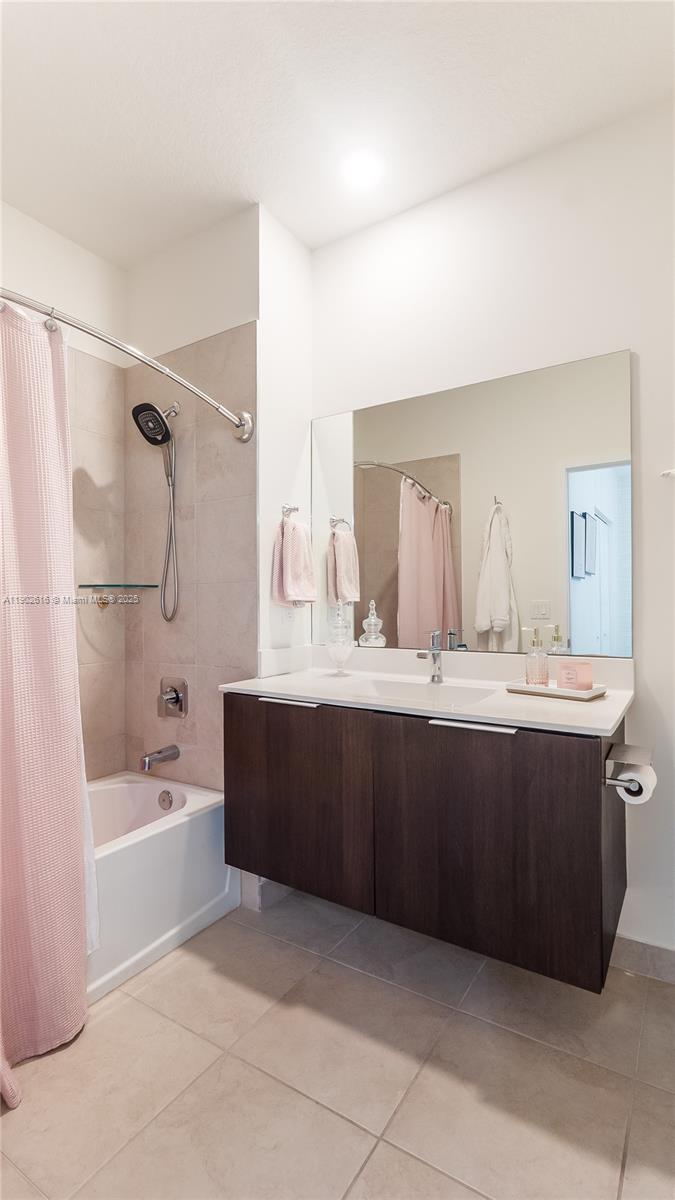 DOWNTOWN DORAL SOUTH PHAS - Residential