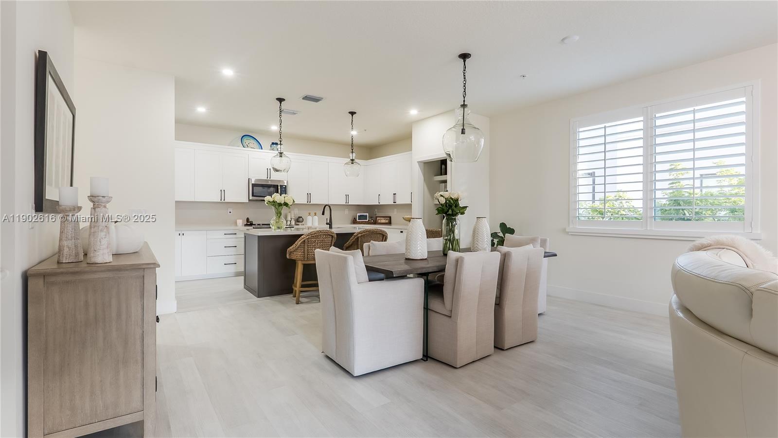 DOWNTOWN DORAL SOUTH PHAS - Residential