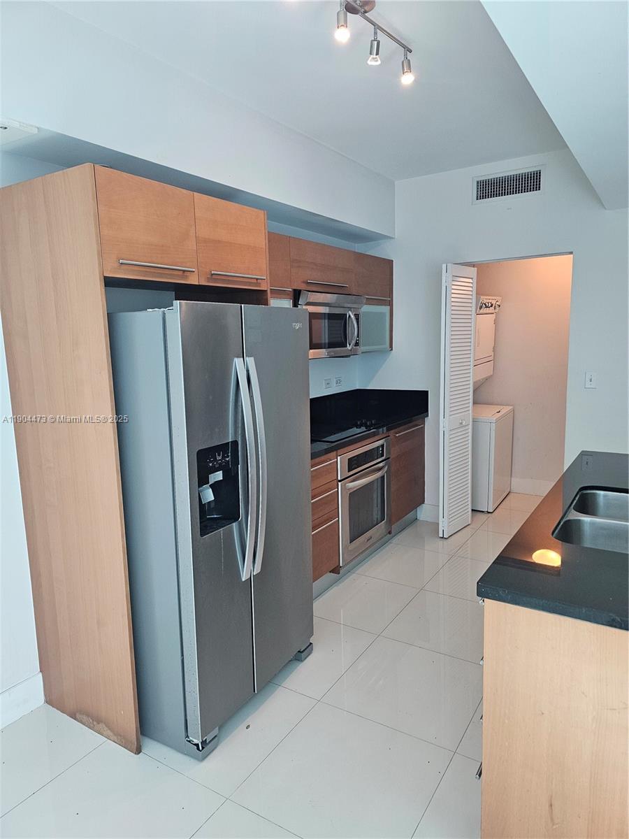 VIZCAYNE NORTH CONDO - Residential