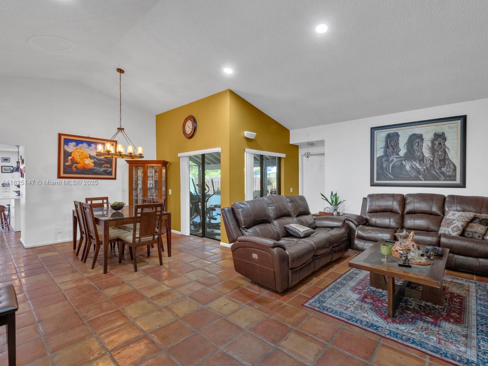 COUNTRY ISLES - Residential